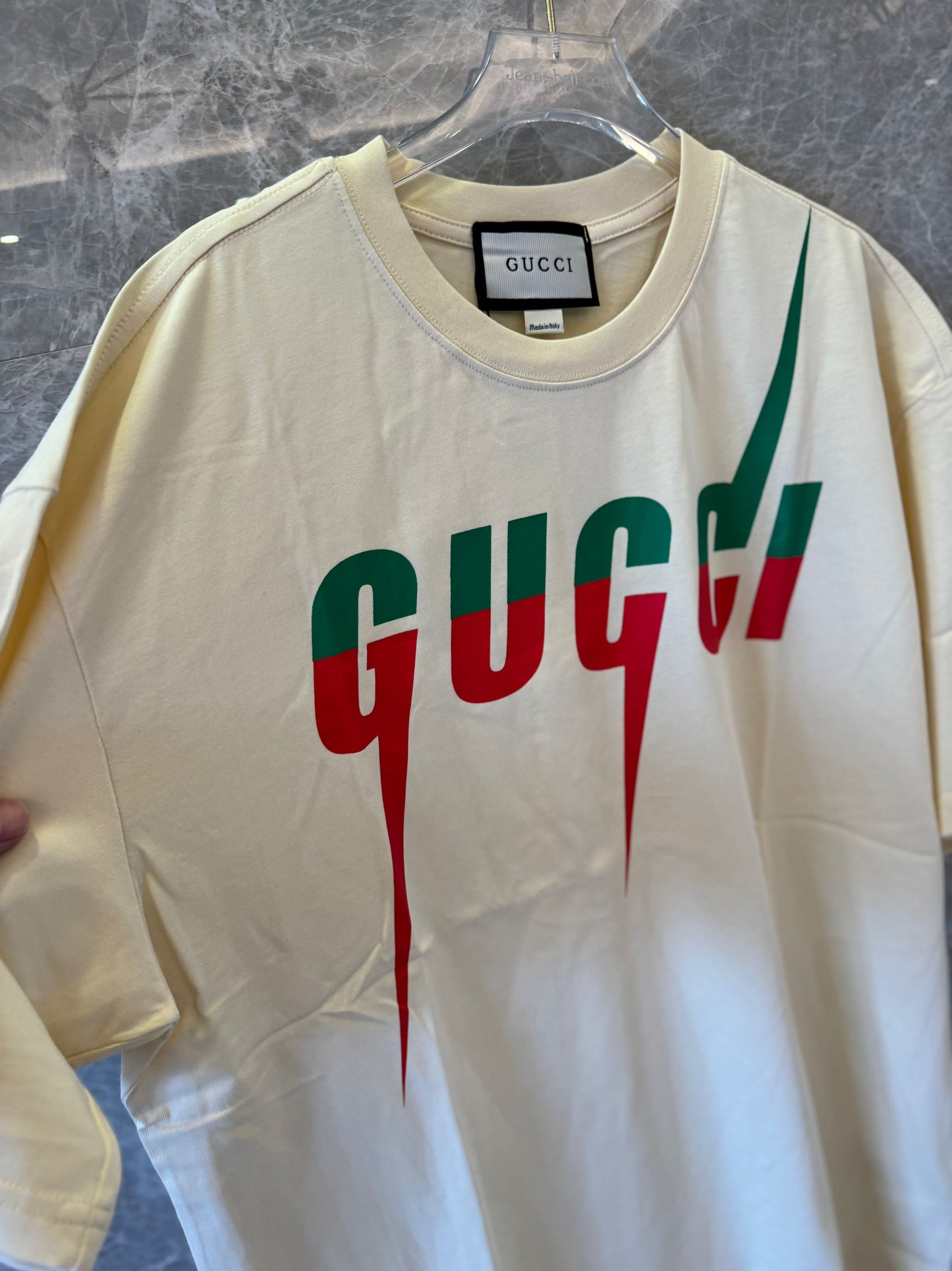 Camiseta com logotipo de raio da Gucci