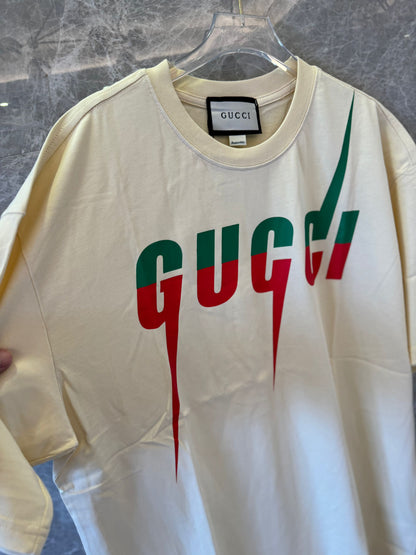 Camiseta com logotipo de raio da Gucci