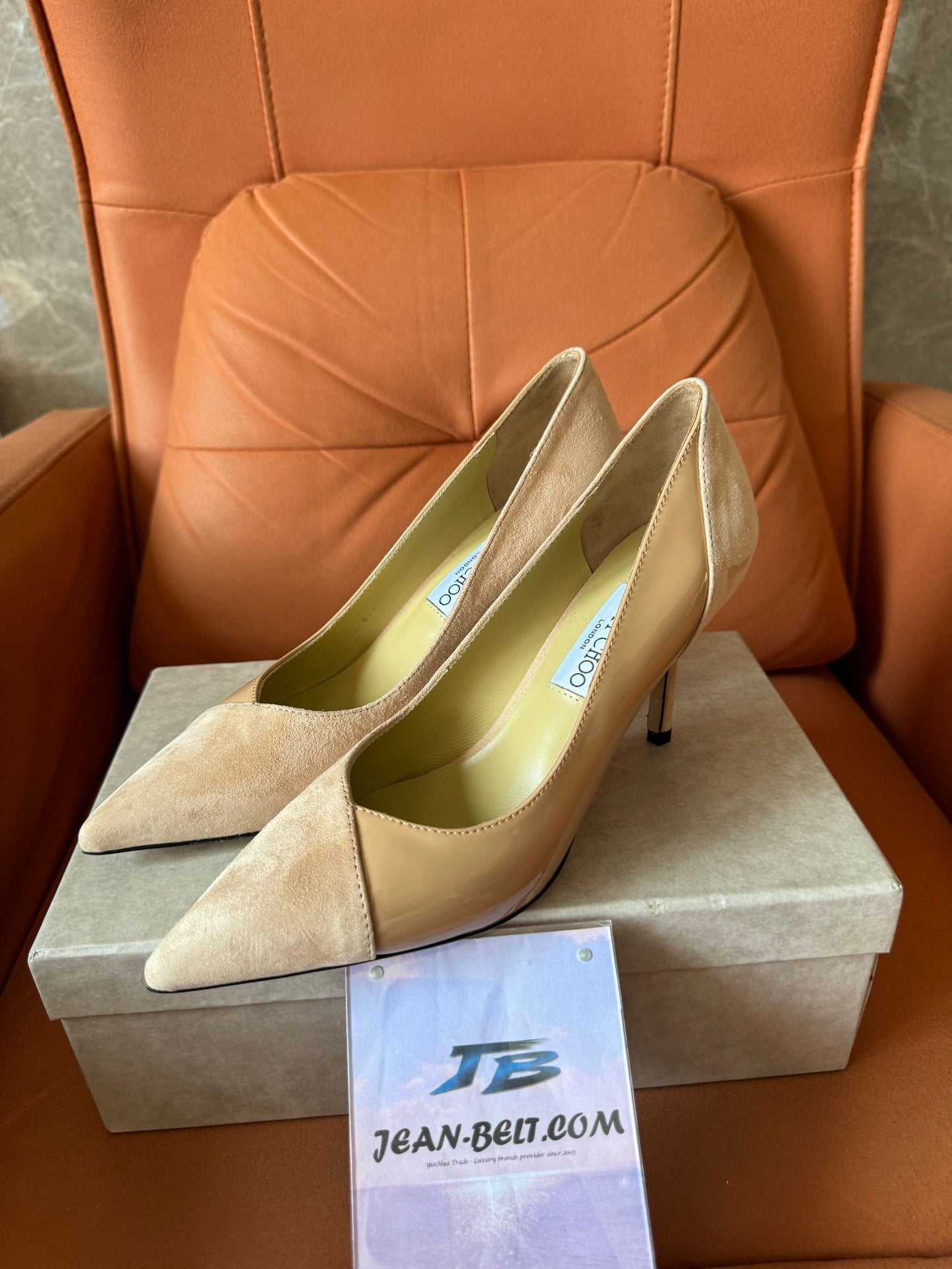 Sandálias de salto alto Jimmy Choo, com detalhes em couro, salto agulha