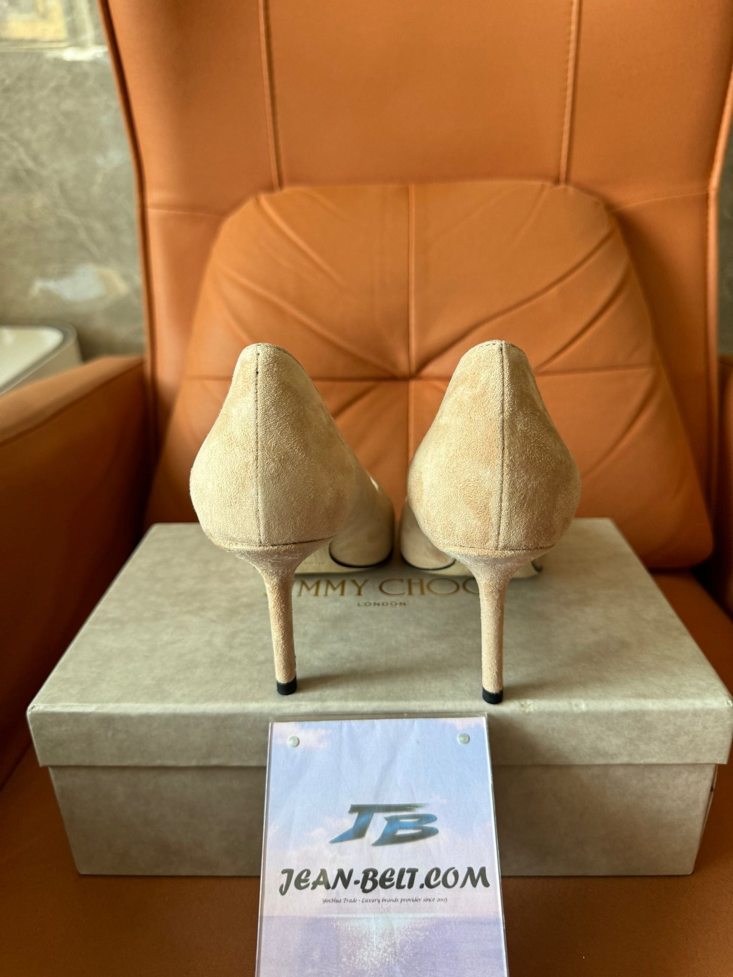 Sandálias de salto alto Jimmy Choo, com detalhes em couro, salto agulha