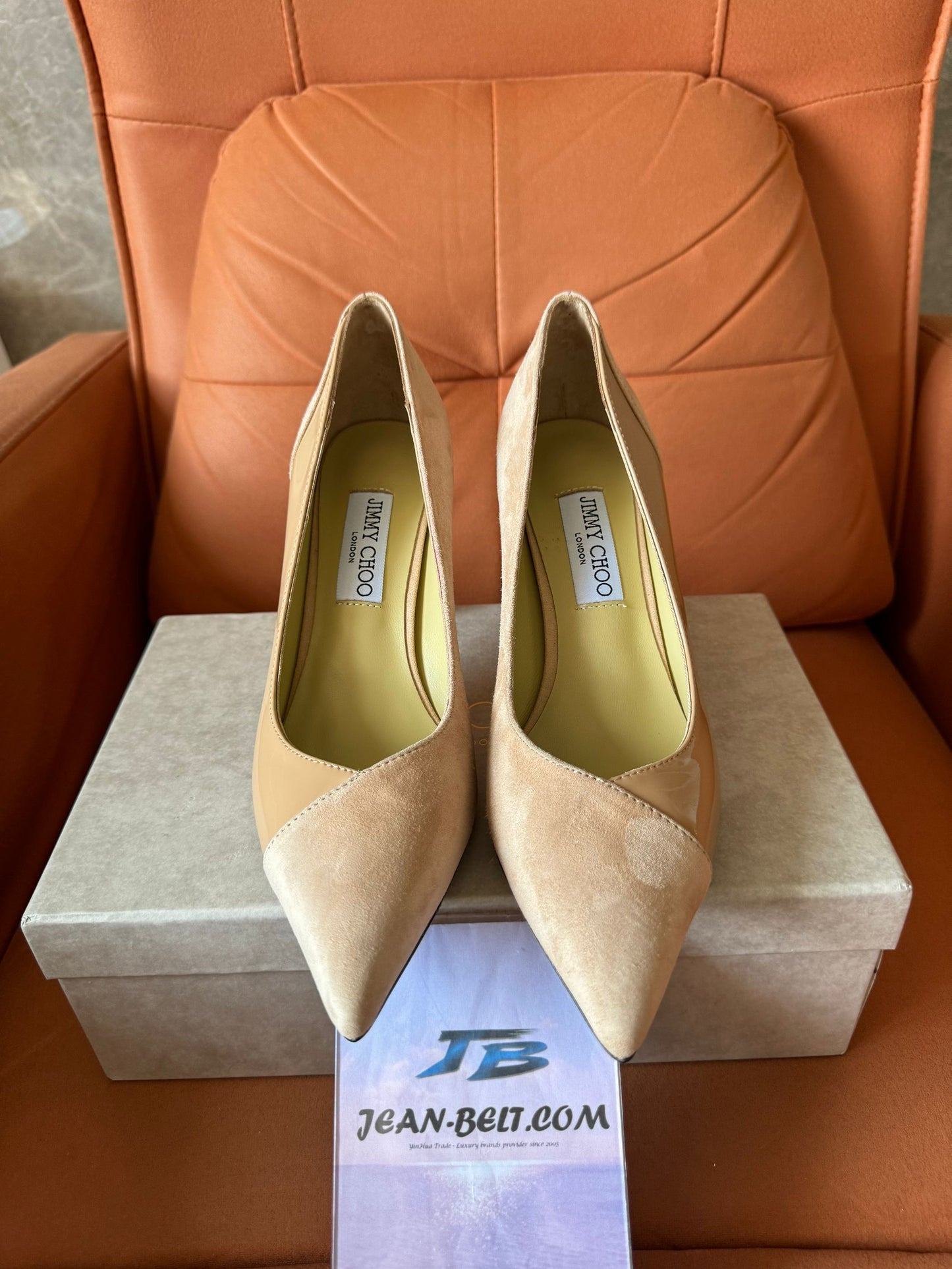 Sandálias de salto alto Jimmy Choo, com detalhes em couro, salto agulha