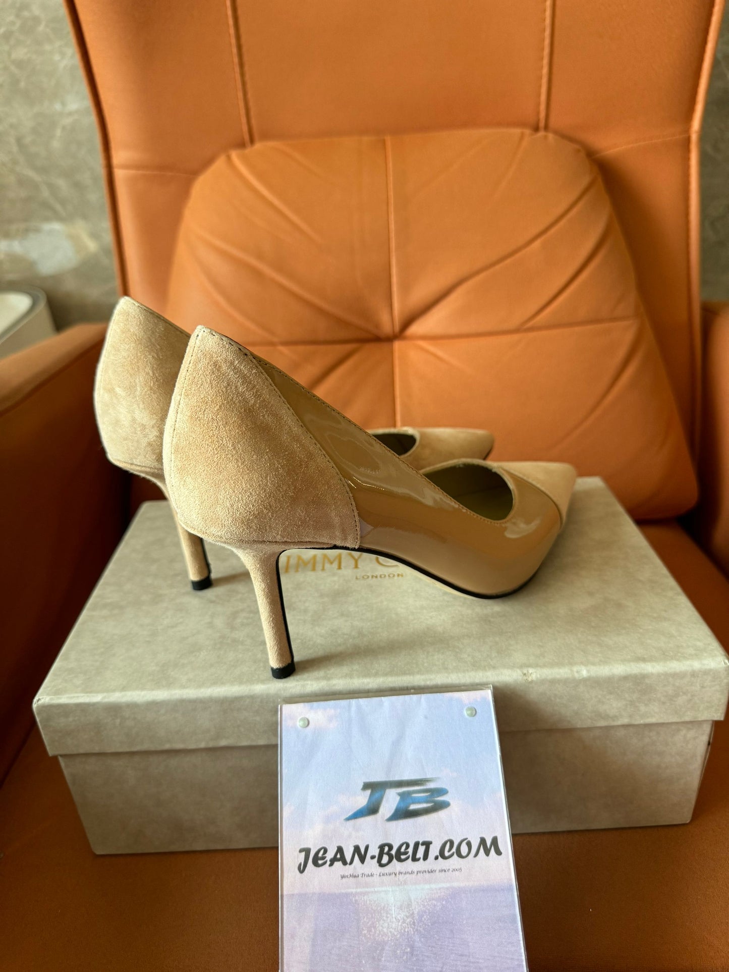 Sandálias de salto alto Jimmy Choo, com detalhes em couro, salto agulha