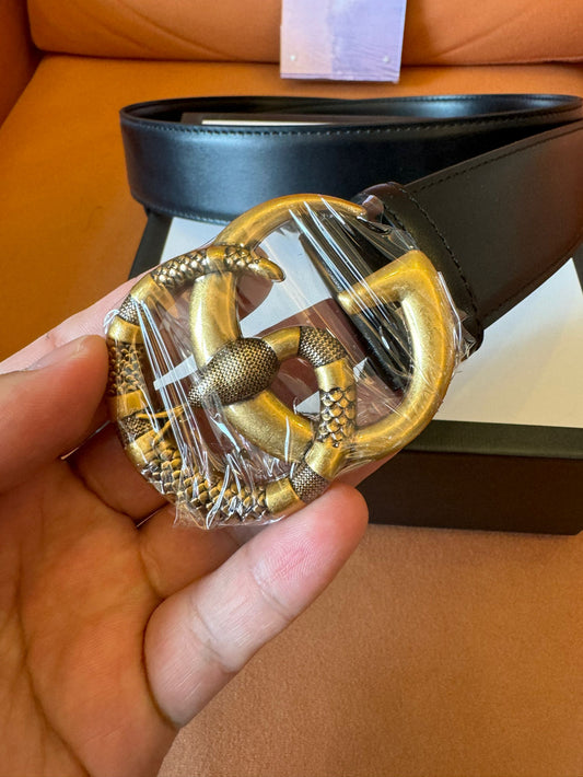Cinto de couro Gucci com fivela de cobra em latão antigo