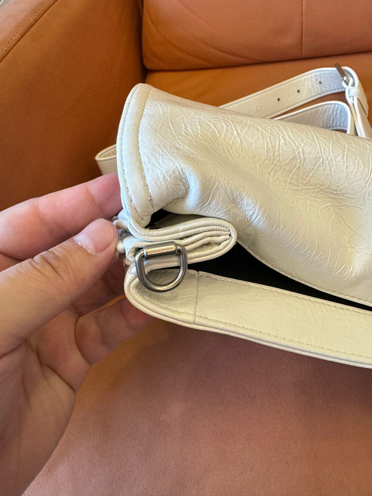 Petit sac à rabat doux naturel pour femmes Balenciaga en blanc optique