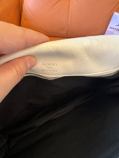 Petit sac à rabat doux naturel pour femmes Balenciaga en blanc optique
