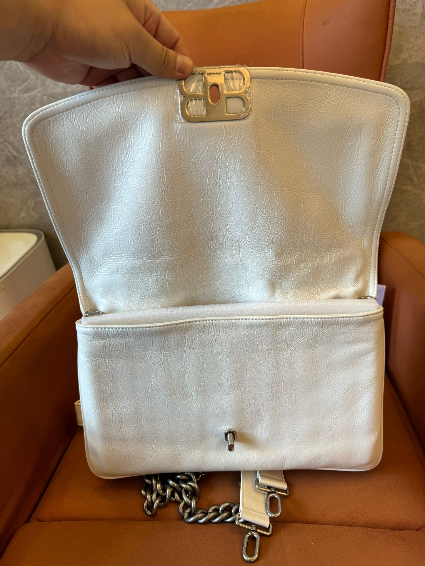 Petit sac à rabat doux naturel pour femmes Balenciaga en blanc optique