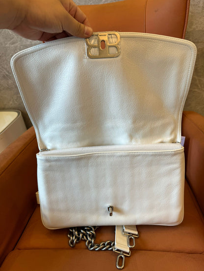 Petit sac à rabat doux naturel pour femmes Balenciaga en blanc optique
