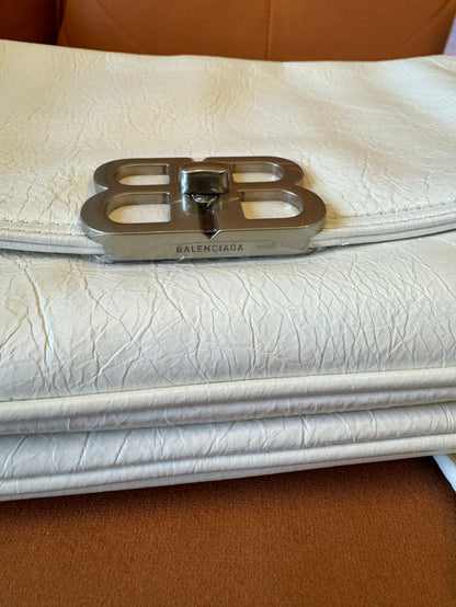 Petit sac à rabat doux naturel pour femmes Balenciaga en blanc optique