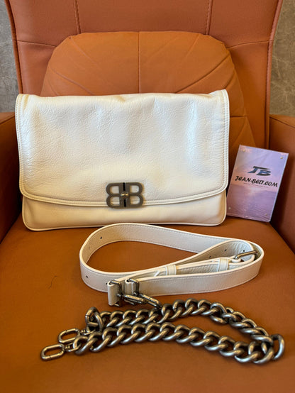 Petit sac à rabat doux naturel pour femmes Balenciaga en blanc optique