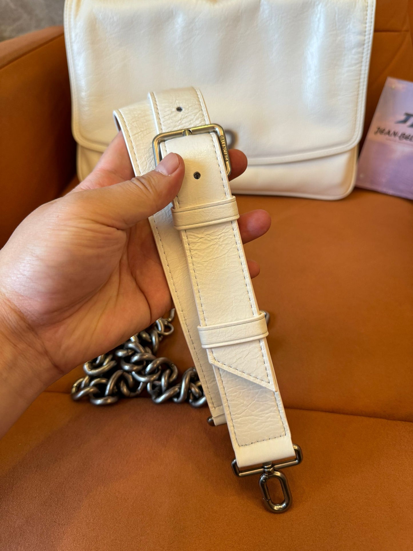 Petit sac à rabat doux naturel pour femmes Balenciaga en blanc optique