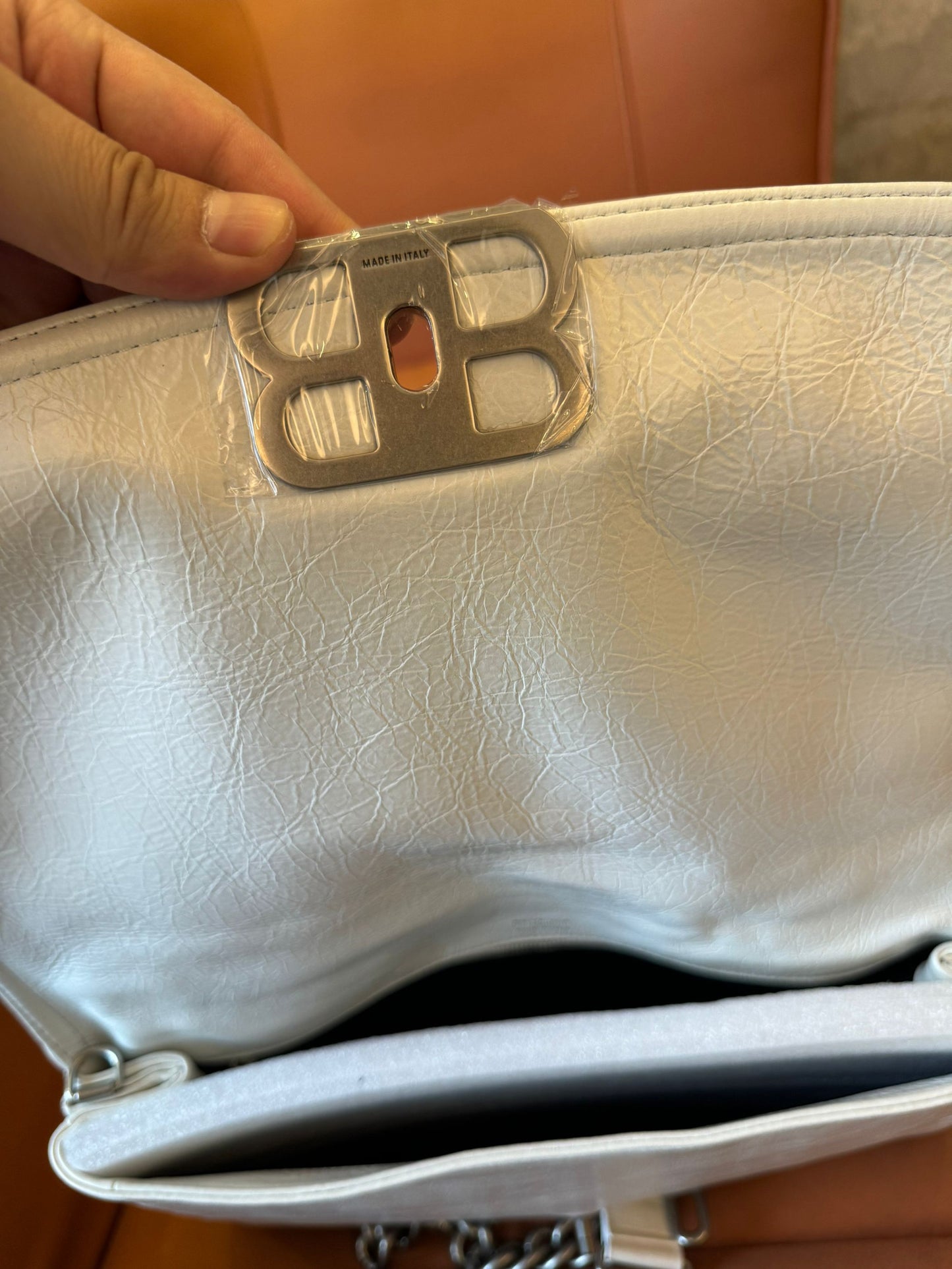Petit sac à rabat doux naturel pour femmes Balenciaga en blanc optique