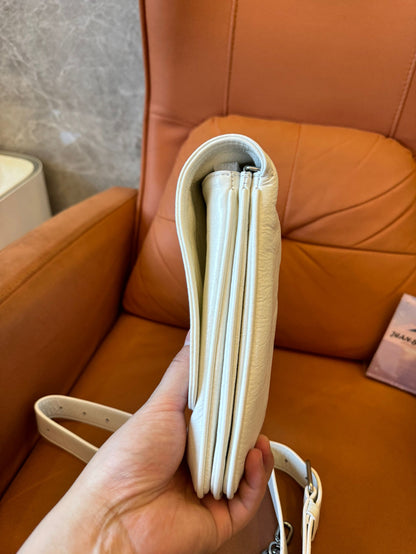 Petit sac à rabat doux naturel pour femmes Balenciaga en blanc optique