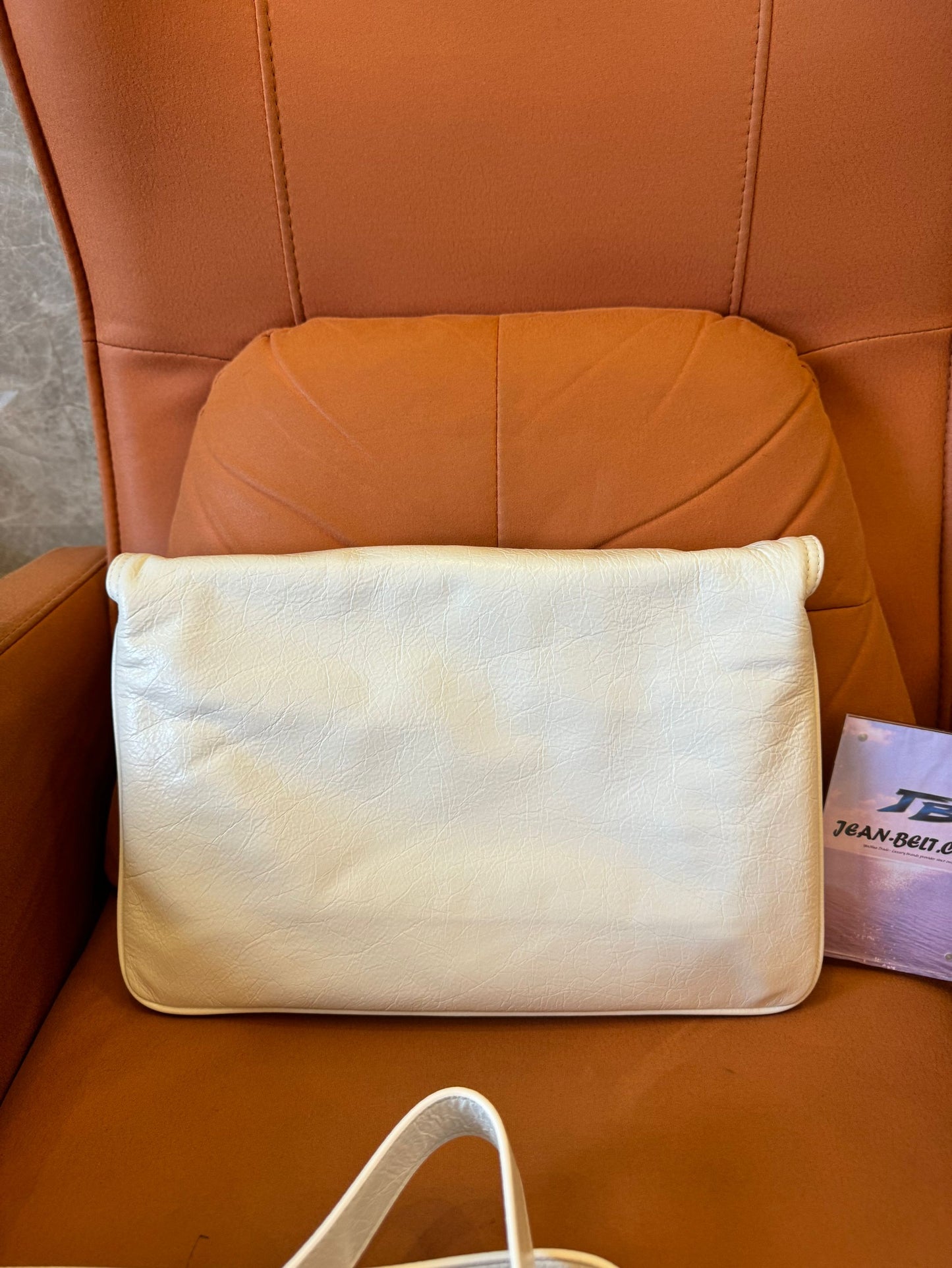 Petit sac à rabat doux naturel pour femmes Balenciaga en blanc optique