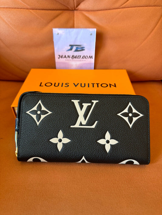 Carteira Louis Vuitton gigante com zíper e monograma – couro preto e branco