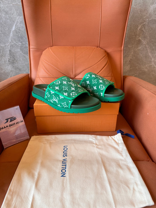 Sandalias tipo chancla con monograma verde Waterfront de Louis Vuitton