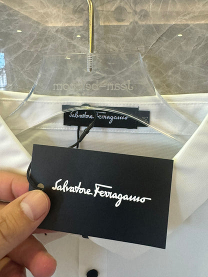 Polo blanco de Ferragamo