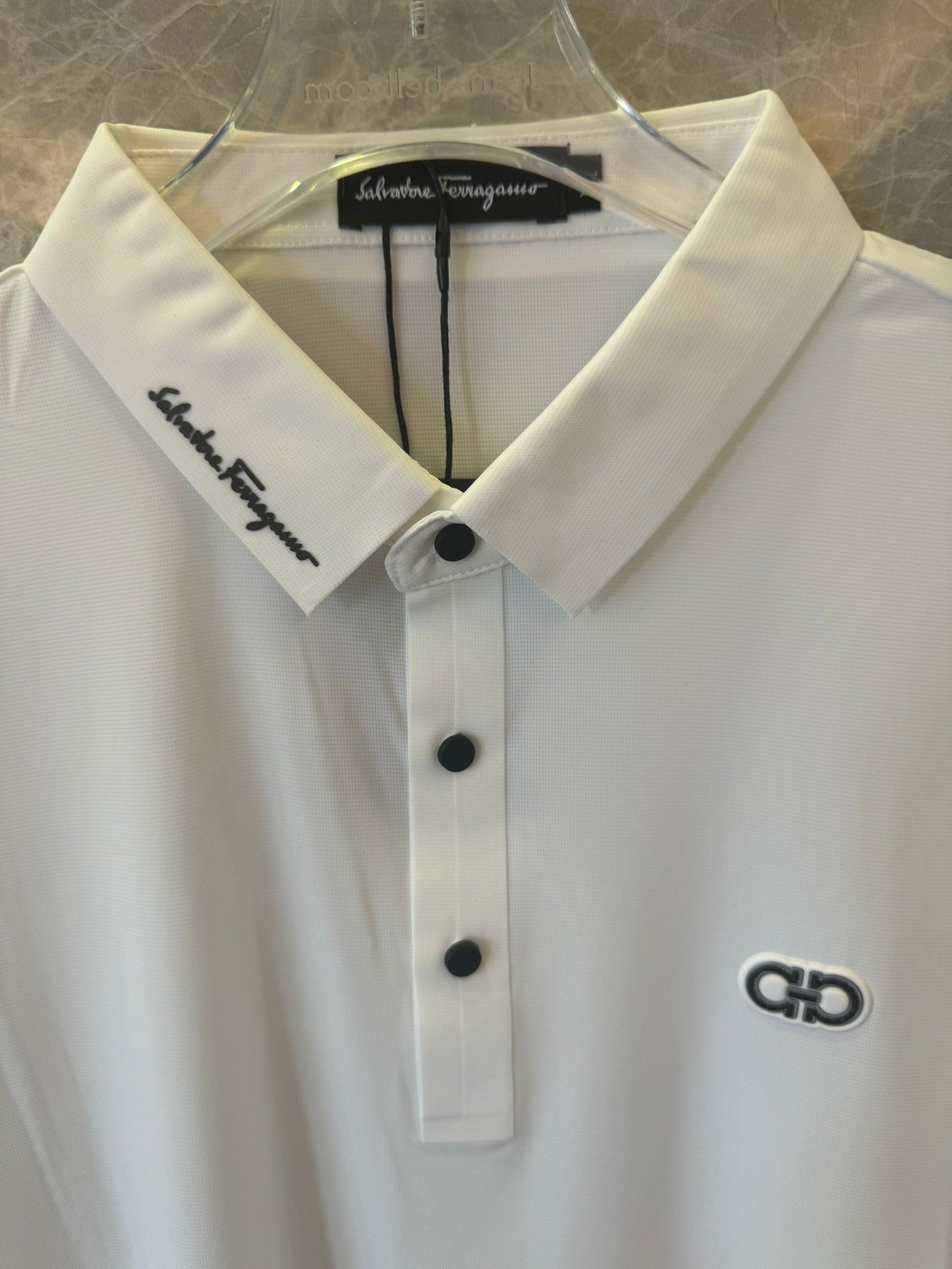 Polo blanco de Ferragamo