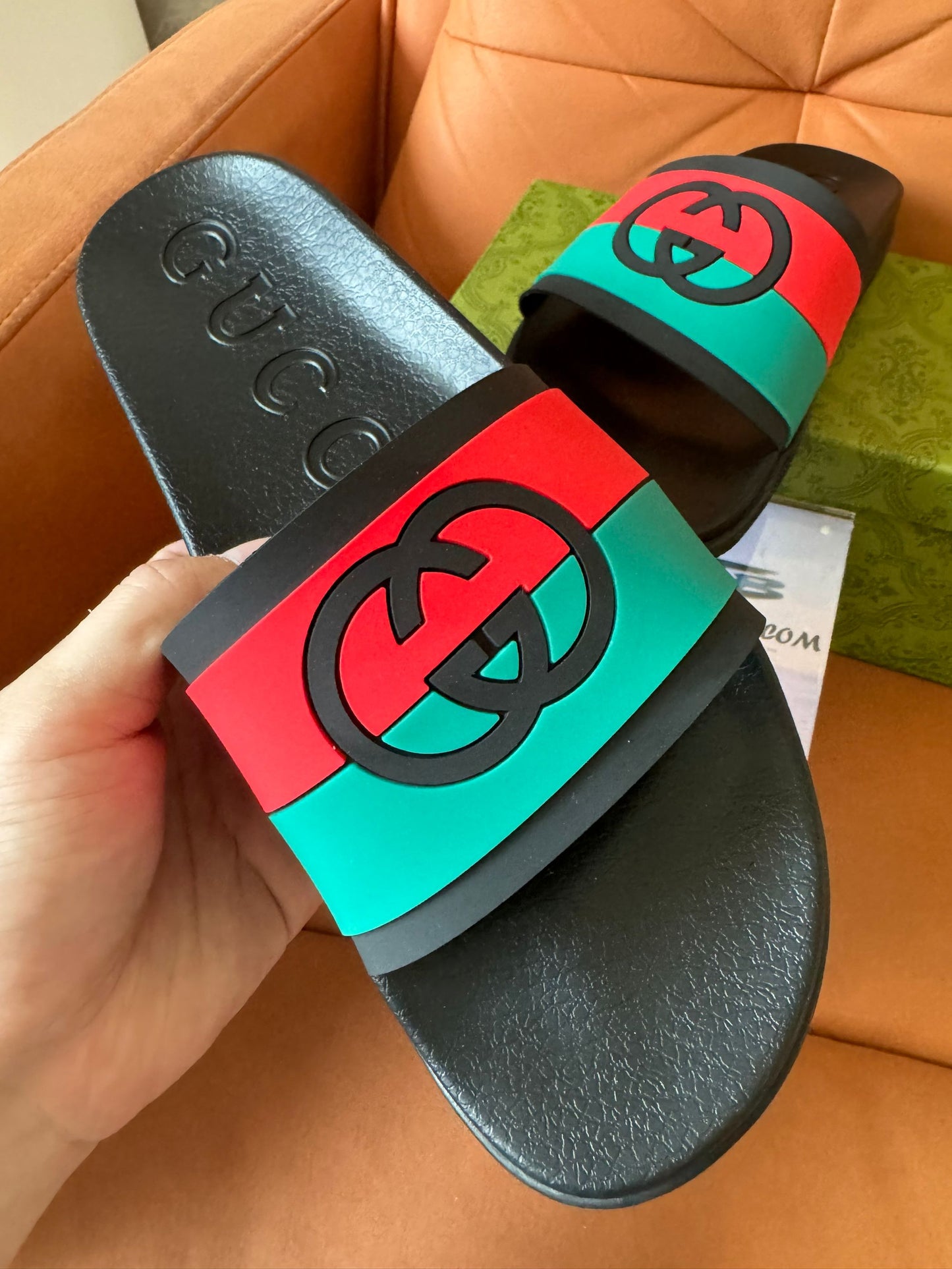 Sandalias de goma Gucci GG con diseño de rayas tribanda