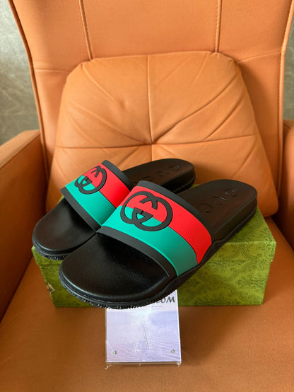 Sandalias de goma Gucci GG con diseño de rayas tribanda