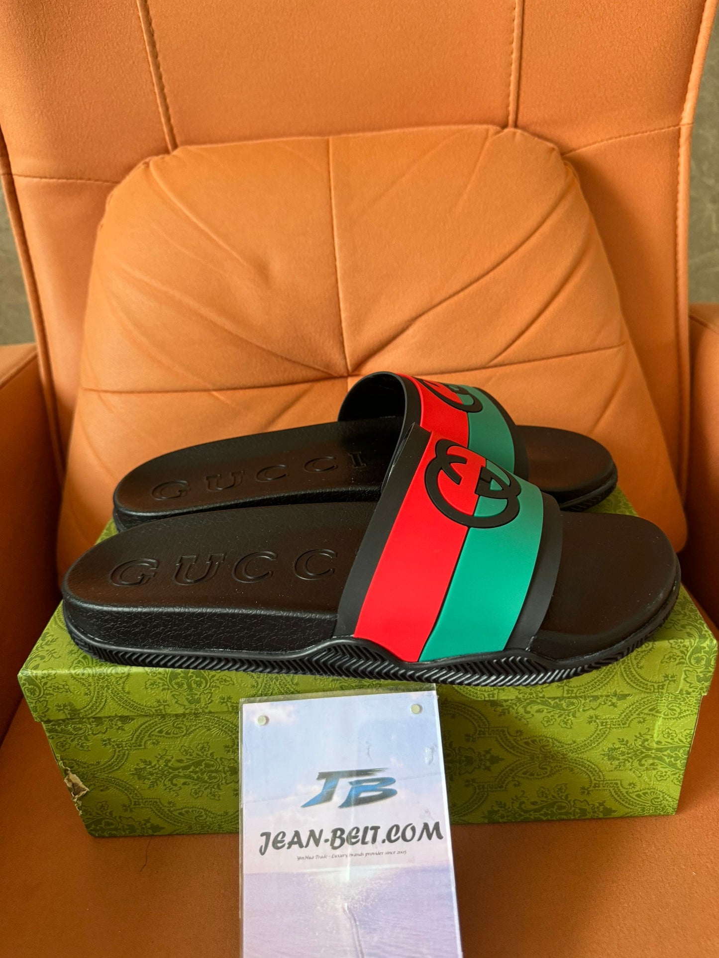 Sandalias de goma Gucci GG con diseño de rayas tribanda