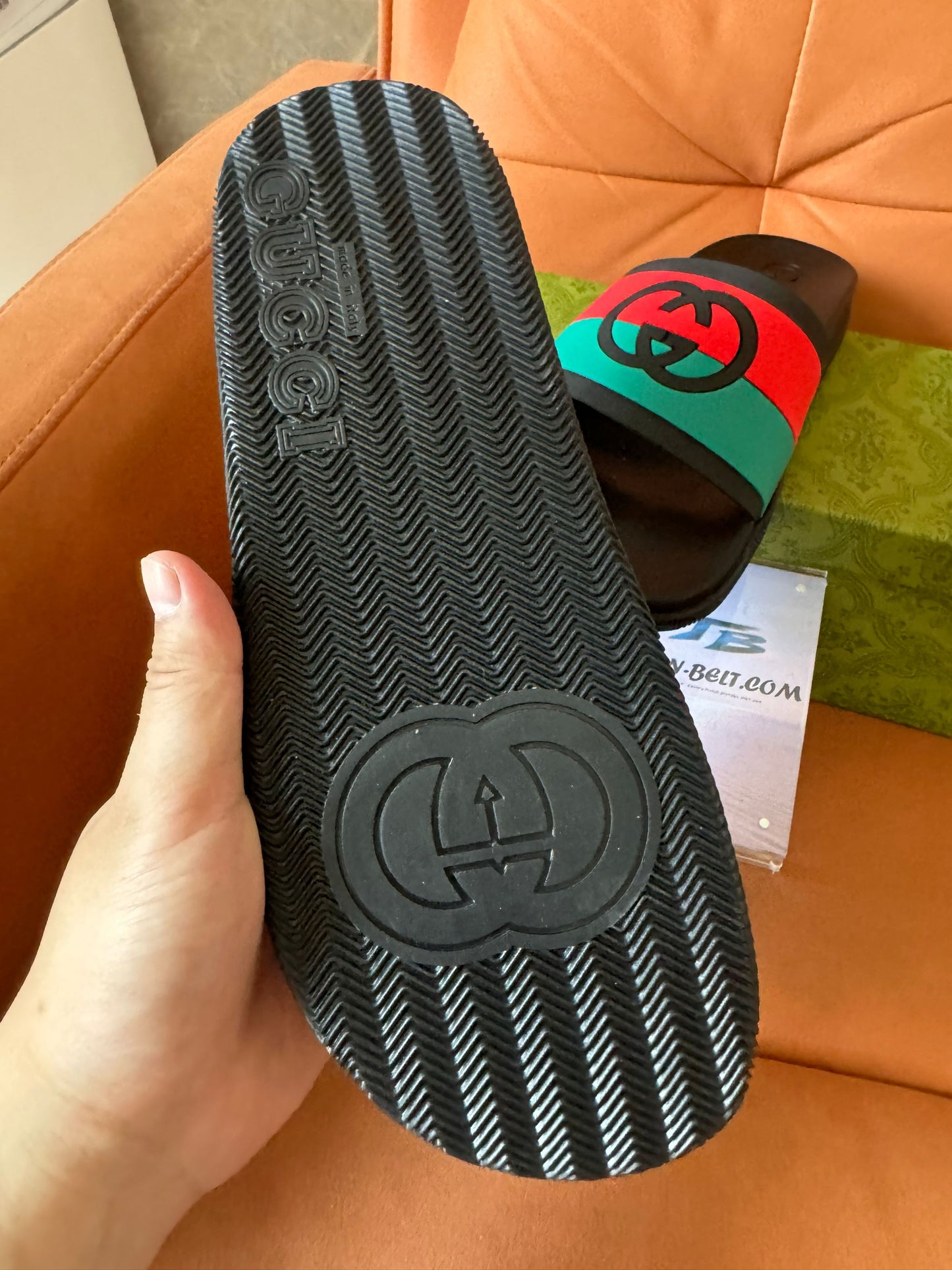 Sandalias de goma Gucci GG con diseño de rayas tribanda