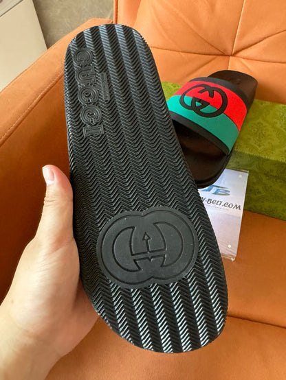 Sandalias de goma Gucci GG con diseño de rayas tribanda