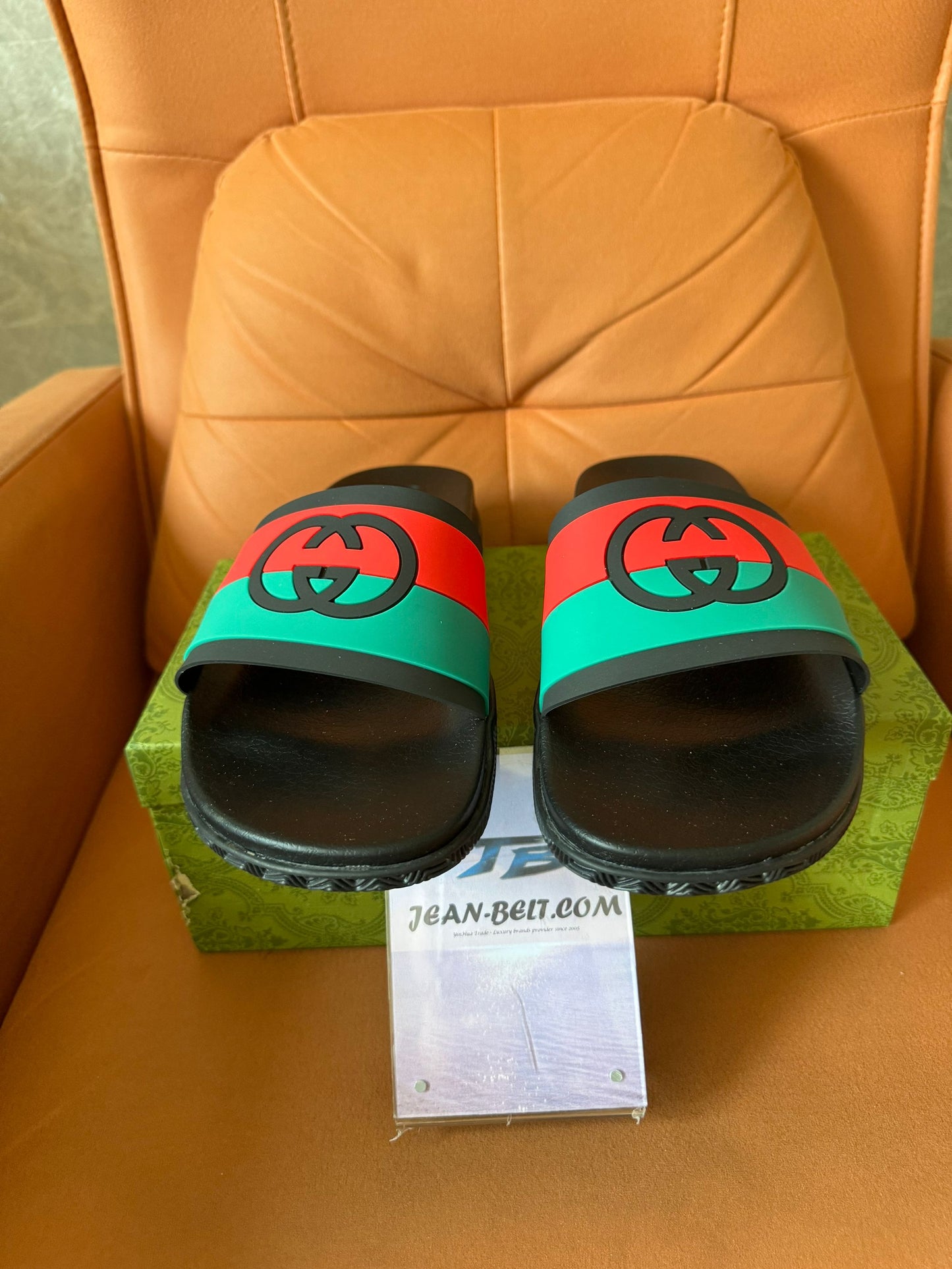 Sandalias de goma Gucci GG con diseño de rayas tribanda