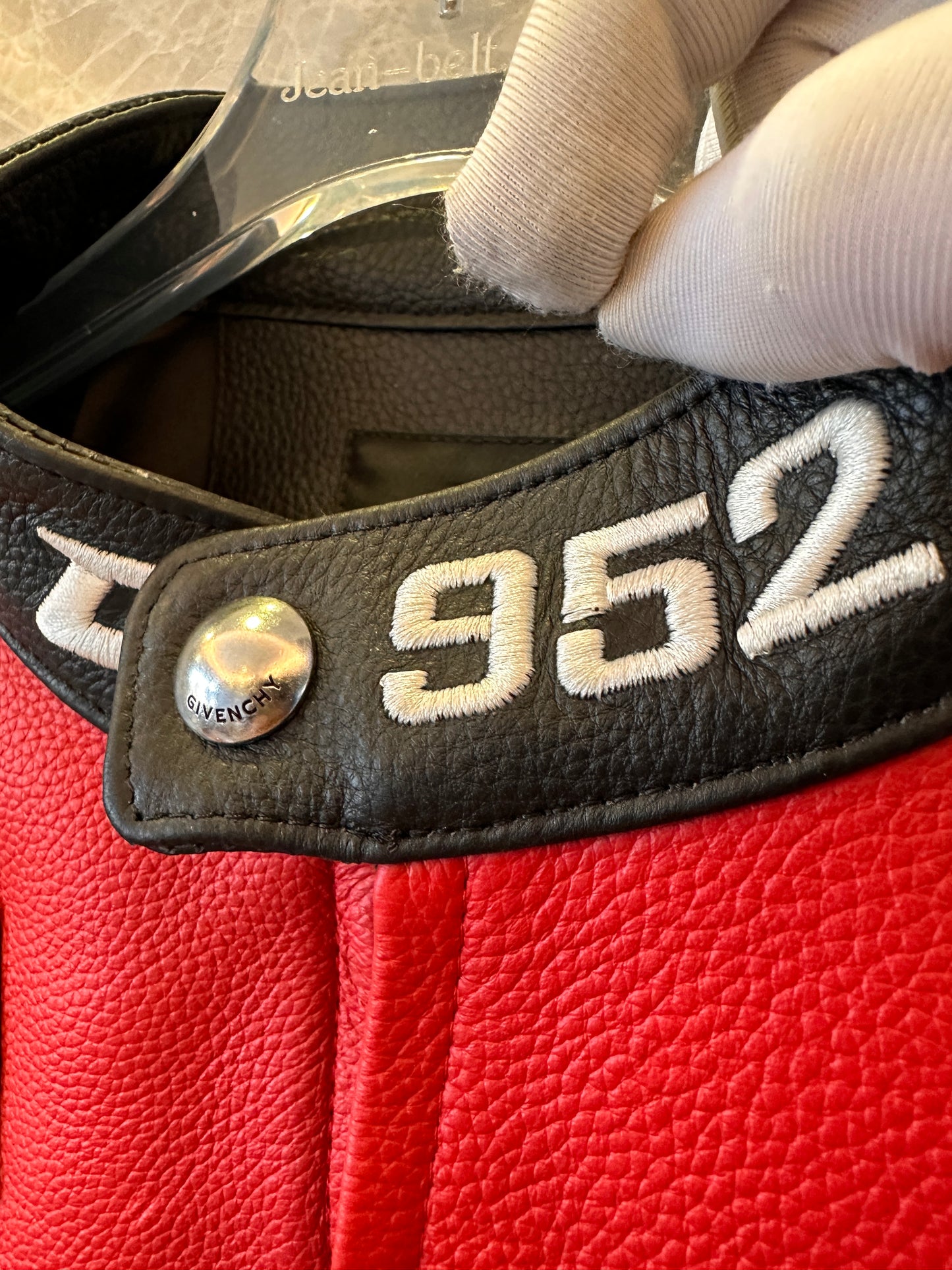Chaqueta de cuero de carreras Givenchy: diseño atrevido en rojo y negro