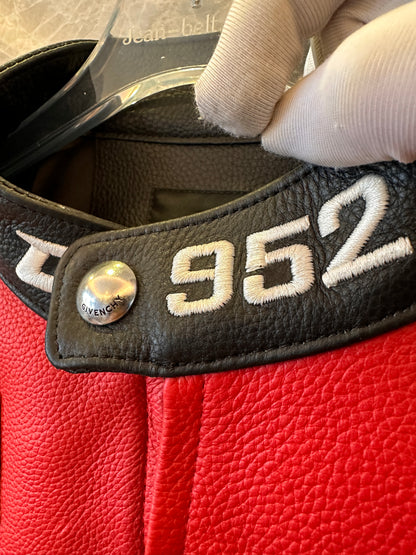 Chaqueta de cuero de carreras Givenchy: diseño atrevido en rojo y negro