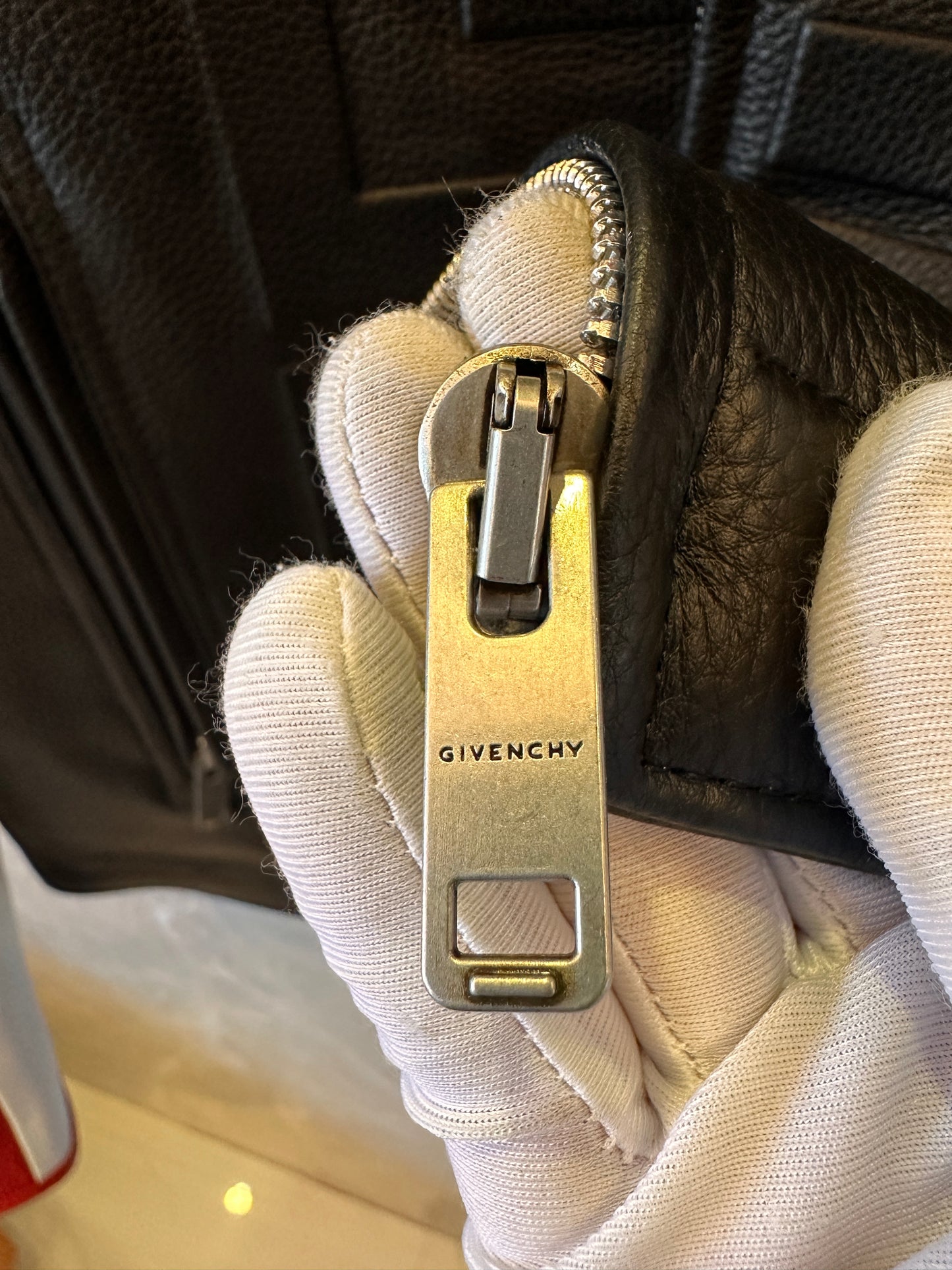 Chaqueta de cuero de carreras Givenchy: diseño atrevido en rojo y negro