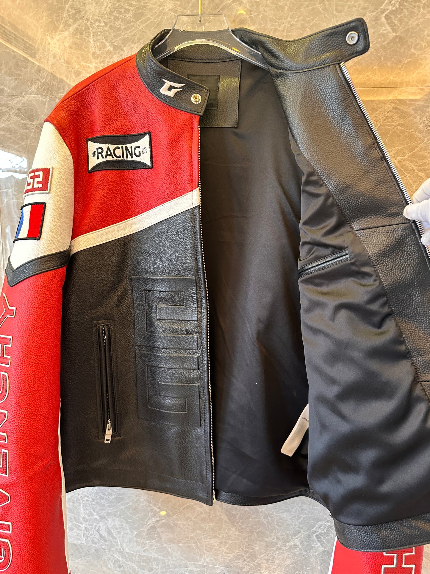 Chaqueta de cuero de carreras Givenchy: diseño atrevido en rojo y negro