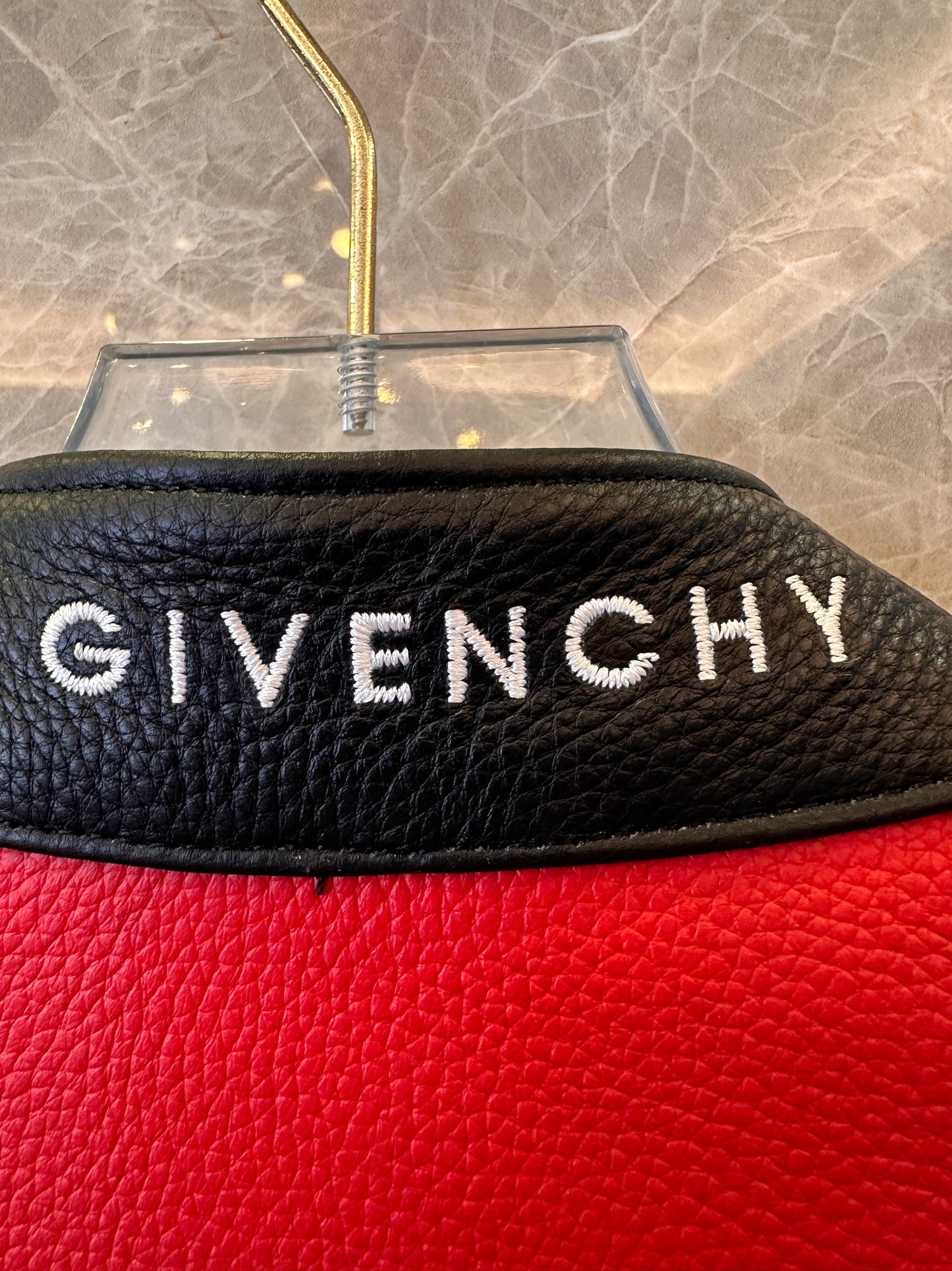 Chaqueta de cuero de carreras Givenchy: diseño atrevido en rojo y negro