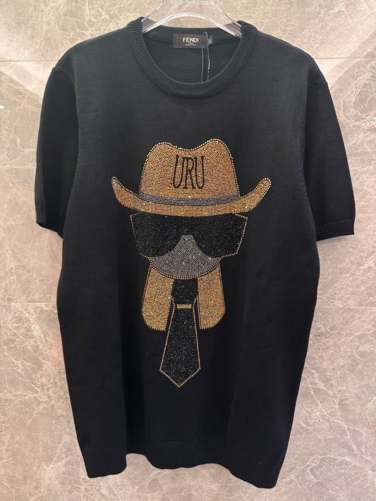 Camiseta preta com estampa de strass da Fendi