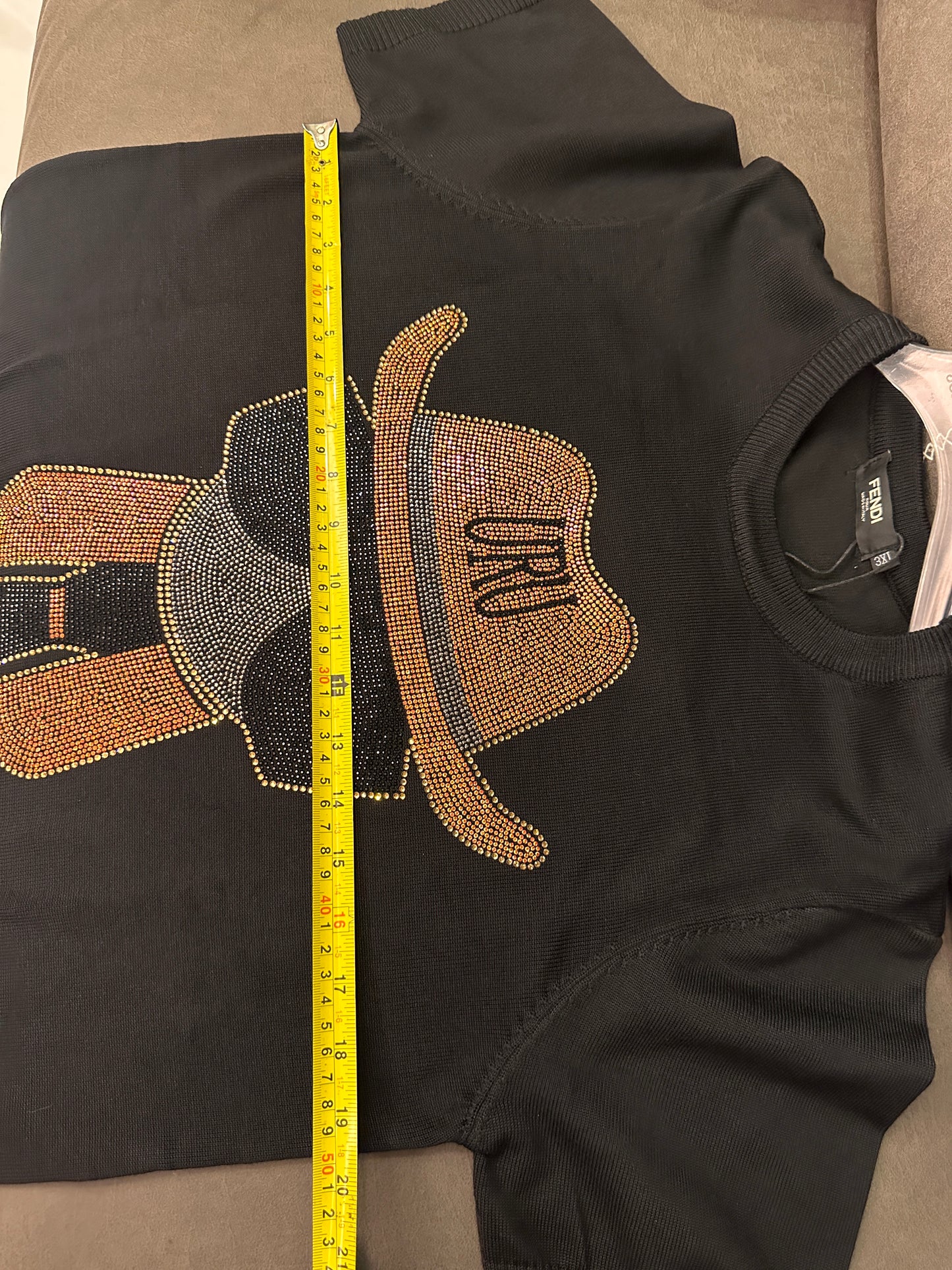 Camiseta negra con gráfico de diamantes de imitación de Fendi