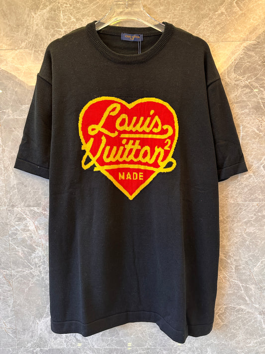 Camiseta negra con logotipo de corazón de Louis Vuitton