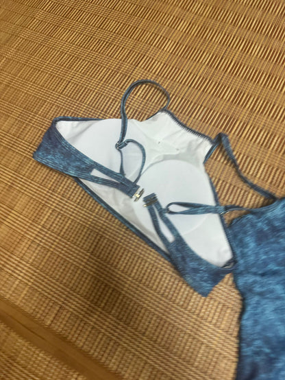Conjunto de biquíni Prada azul com lavagem ácida e detalhe de logotipo