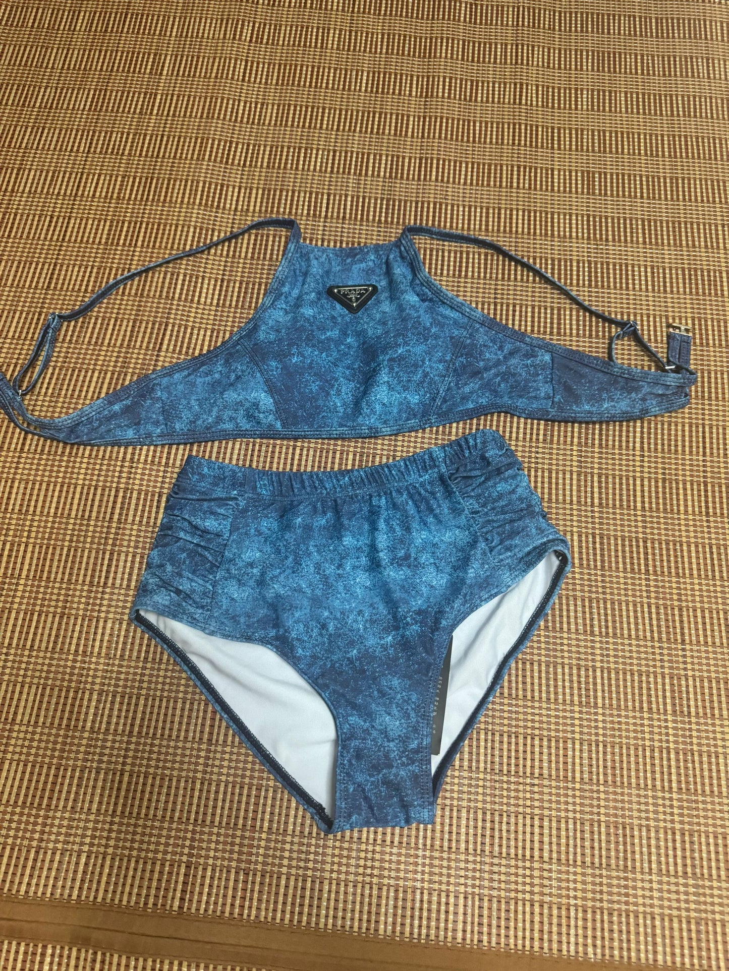 Conjunto de biquíni Prada azul com lavagem ácida e detalhe de logotipo