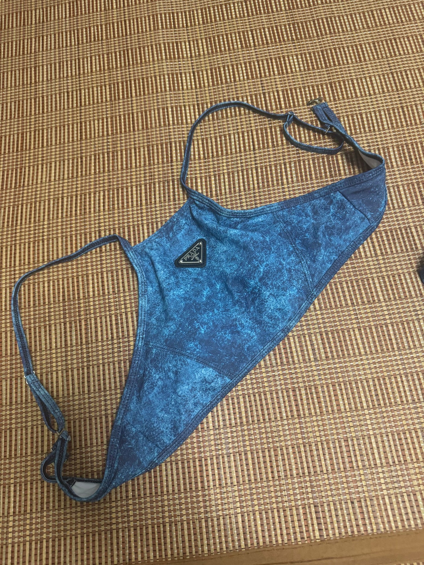 Conjunto de biquíni Prada azul com lavagem ácida e detalhe de logotipo