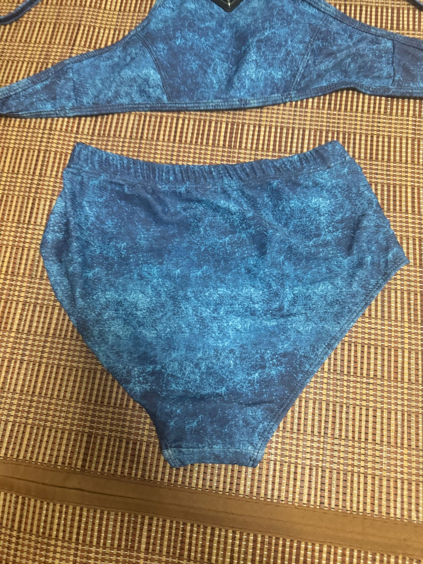 Conjunto de biquíni Prada azul com lavagem ácida e detalhe de logotipo