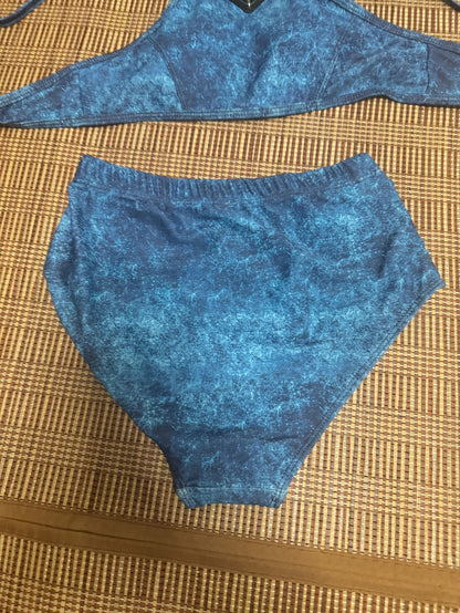 Conjunto de biquíni Prada azul com lavagem ácida e detalhe de logotipo