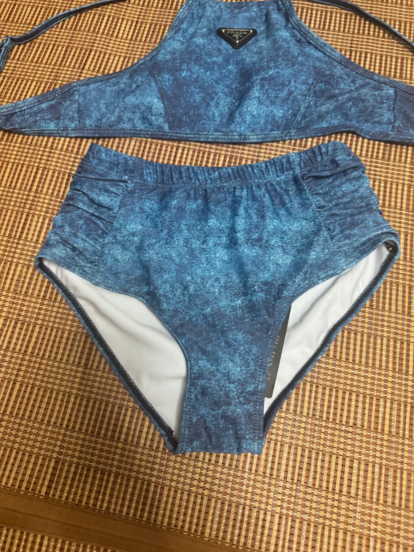Conjunto de biquíni Prada azul com lavagem ácida e detalhe de logotipo