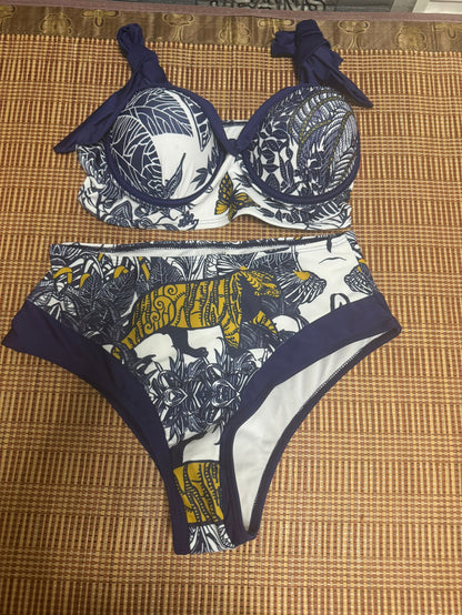 Traje de baño bikini de dos piezas con estampado de lujo y tirantes ajustables.