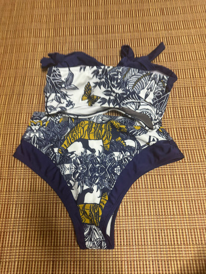 Traje de baño bikini de dos piezas con estampado de lujo y tirantes ajustables.