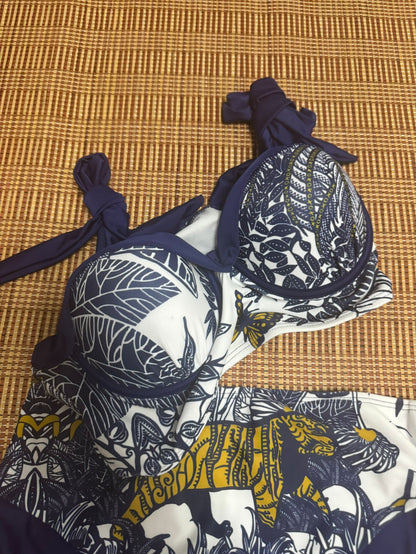 Traje de baño bikini de dos piezas con estampado de lujo y tirantes ajustables.