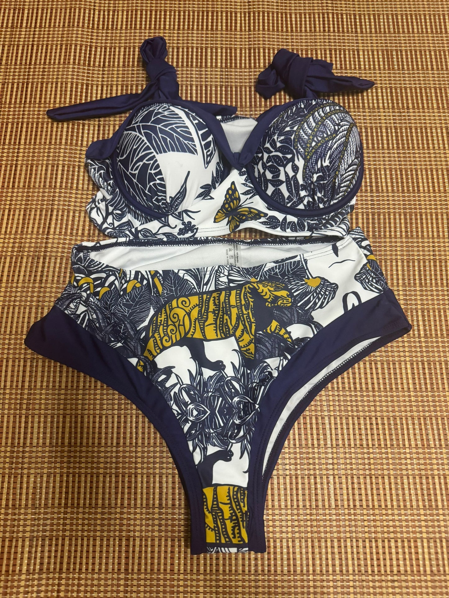 Traje de baño bikini de dos piezas con estampado de lujo y tirantes ajustables.