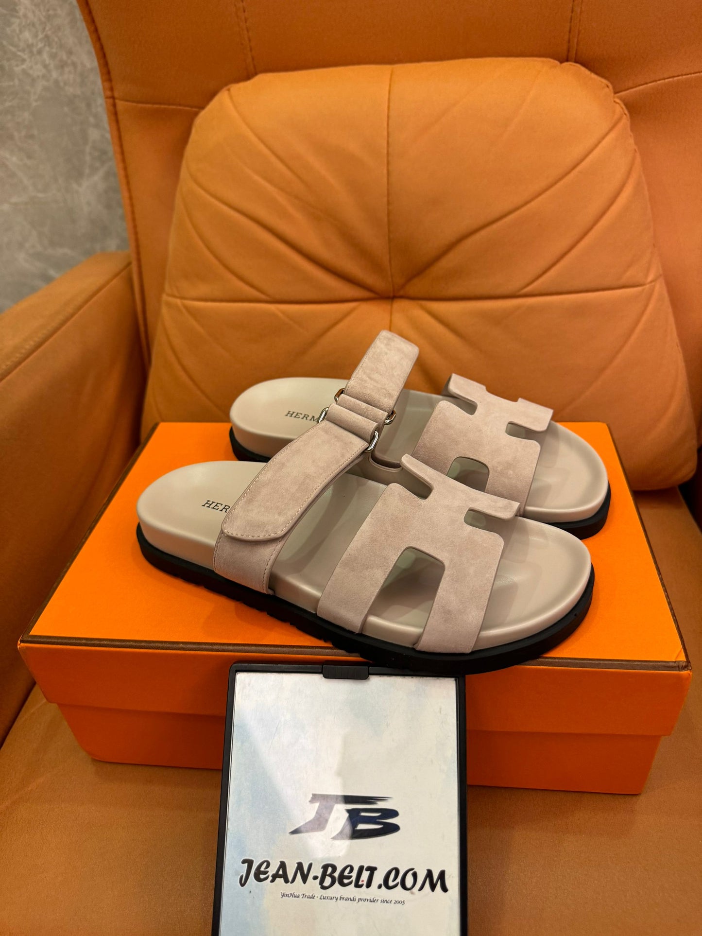 Sandálias Hermès Chypre camurça bege