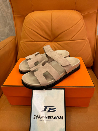 Sandálias Hermès Chypre camurça bege