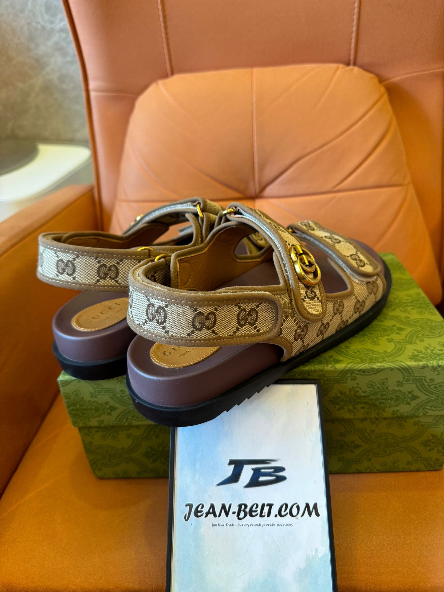 Sandálias Gucci com monograma duplo G - lona bege com logotipo icônico