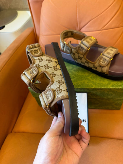 Sandálias Gucci com monograma duplo G - lona bege com logotipo icônico