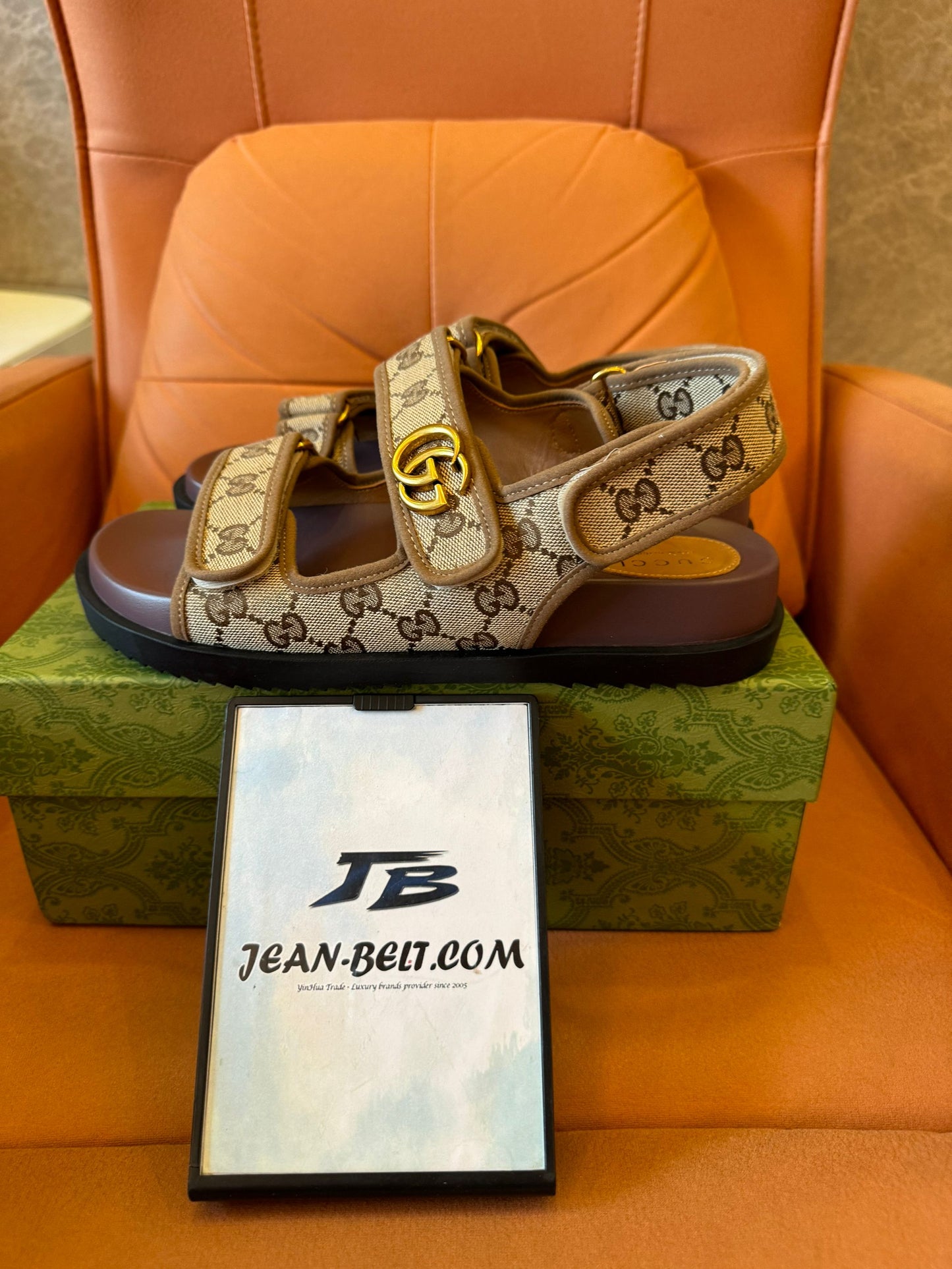 Sandálias Gucci com monograma duplo G - lona bege com logotipo icônico